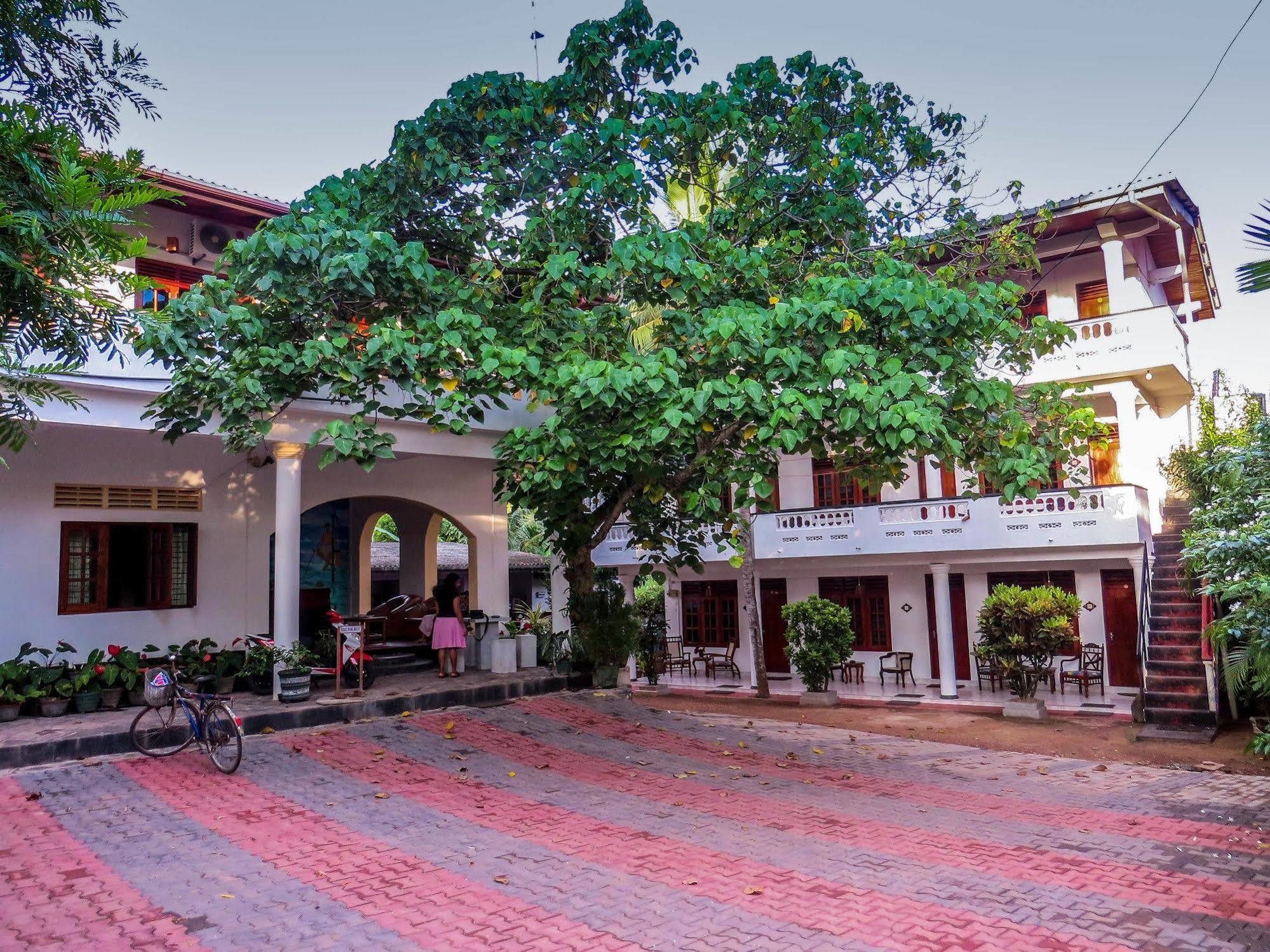 Happy Night Holiday Inn Unawatuna Exterior foto