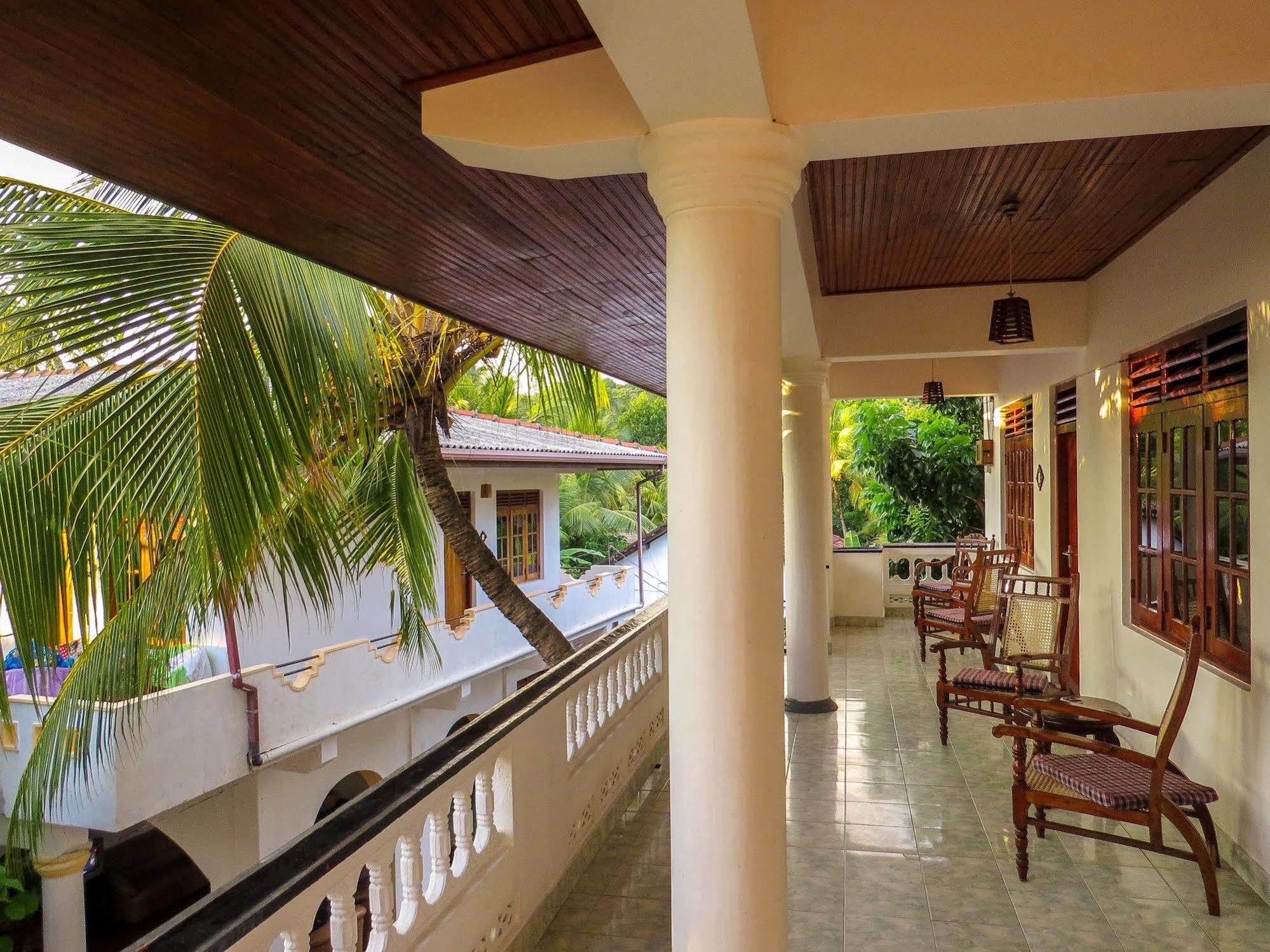 Happy Night Holiday Inn Unawatuna Exterior foto